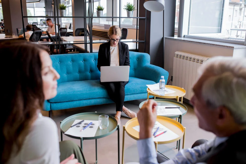 Jak wyposażenie sali konferencyjnej wspiera profesjonalny wizerunek firmy?